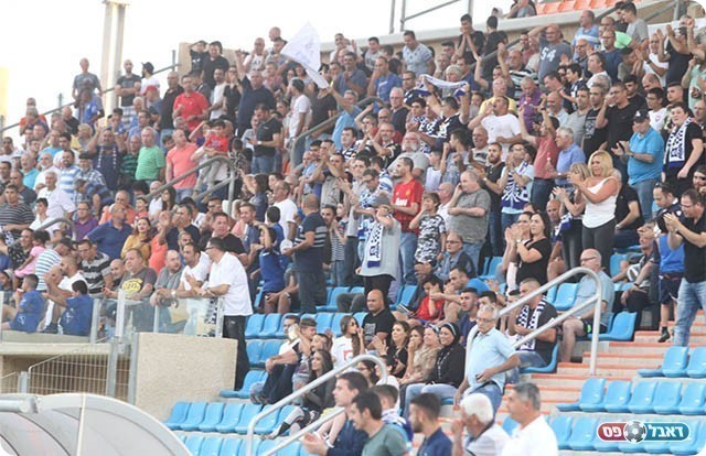 אוהדי עכו. קבוצתם חזרה לליגת העל (שלומי גבאי)